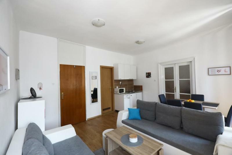 Odeon Apartment And Rooms 리예카 외부 사진